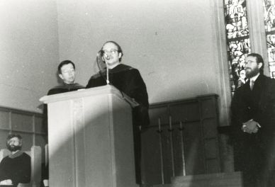 01 El Doctor León Narváez hace la laudatio